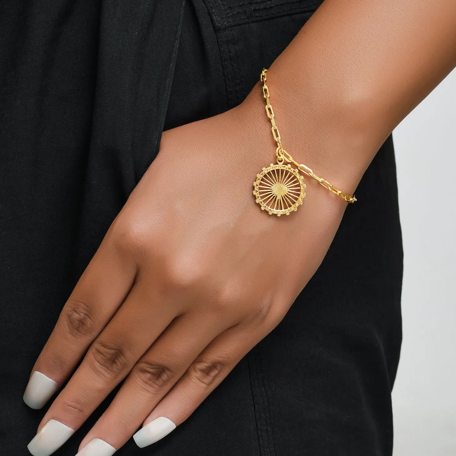 jey_jewels_london_eye_dangling_bracelet_0.webp Outlet London Eye Dangling Bracelet Jewellery & Pins | Luxury Gifts