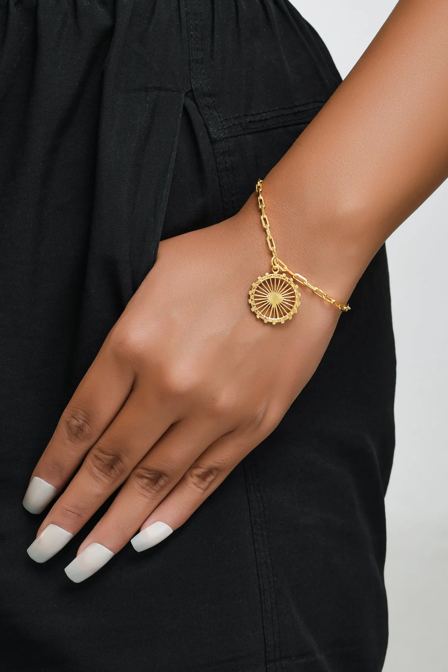 jey_jewels_london_eye_dangling_bracelet_3.webp Outlet London Eye Dangling Bracelet Jewellery & Pins | Luxury Gifts