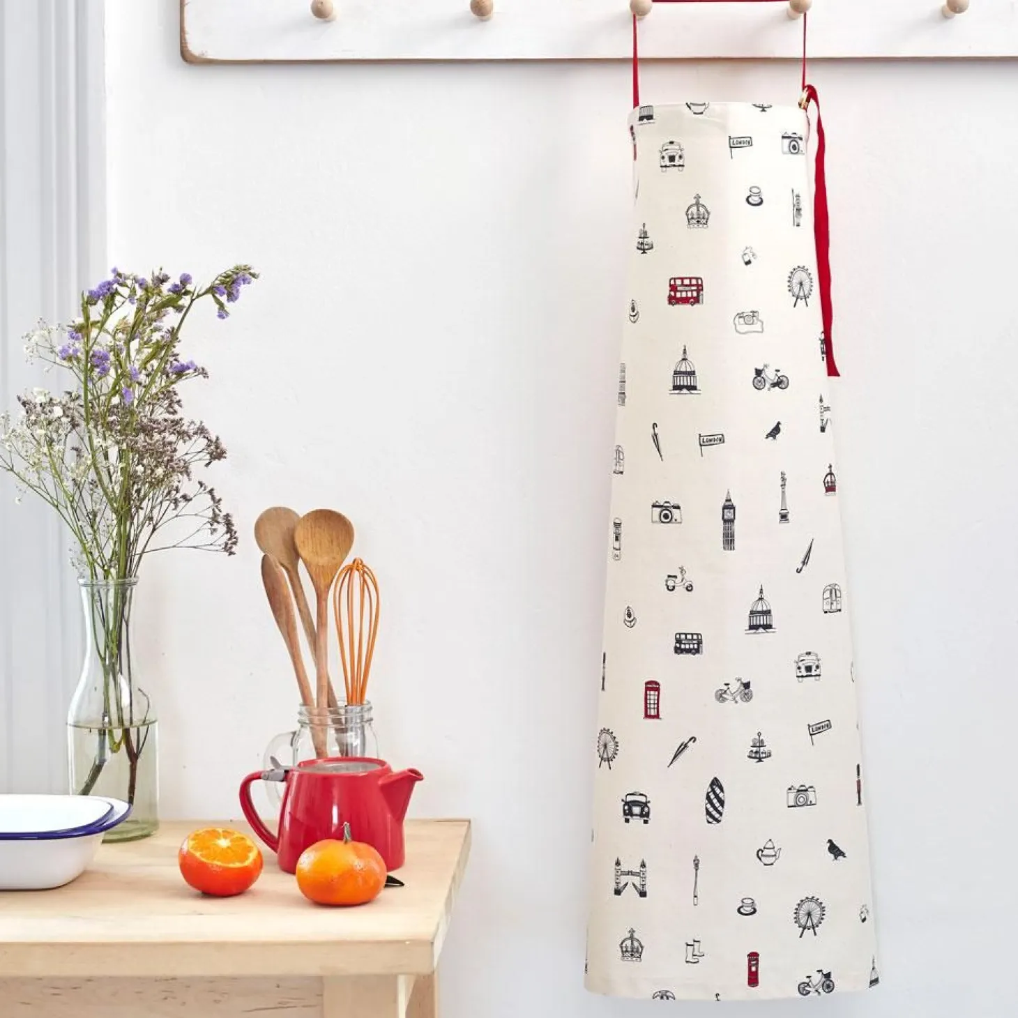 simply_london_apron_by_victoria_eggs_2.webp Shop Simply London Apron by Tea Towels | London Gifts