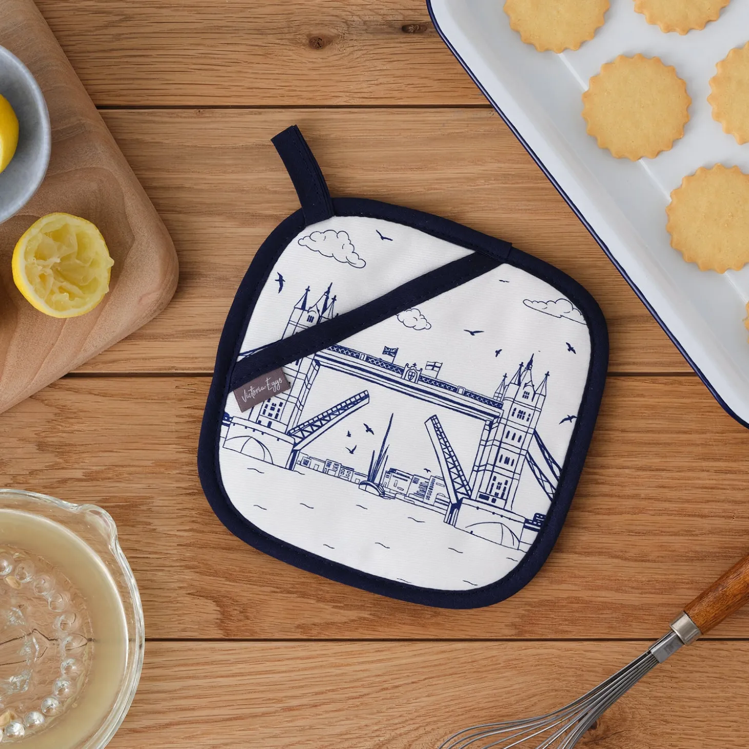 tower_bridge_pot_grab_by_victoria_eggs_0.webp Store Tower Bridge Pot Grab by Tea Towels | Tower Bridge Gifts